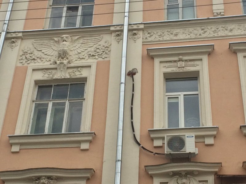 Кондиционеры на фасаде здания