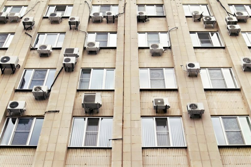 Многоэтажка с кондиционерами