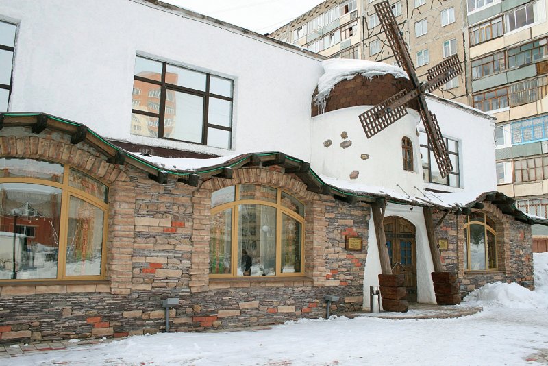 Дом из темного камня