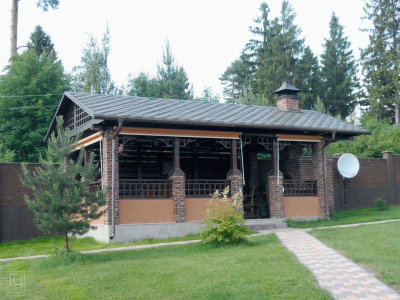 Баня и беседка вдоль забора