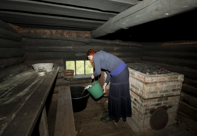 Деревенская баня по черному