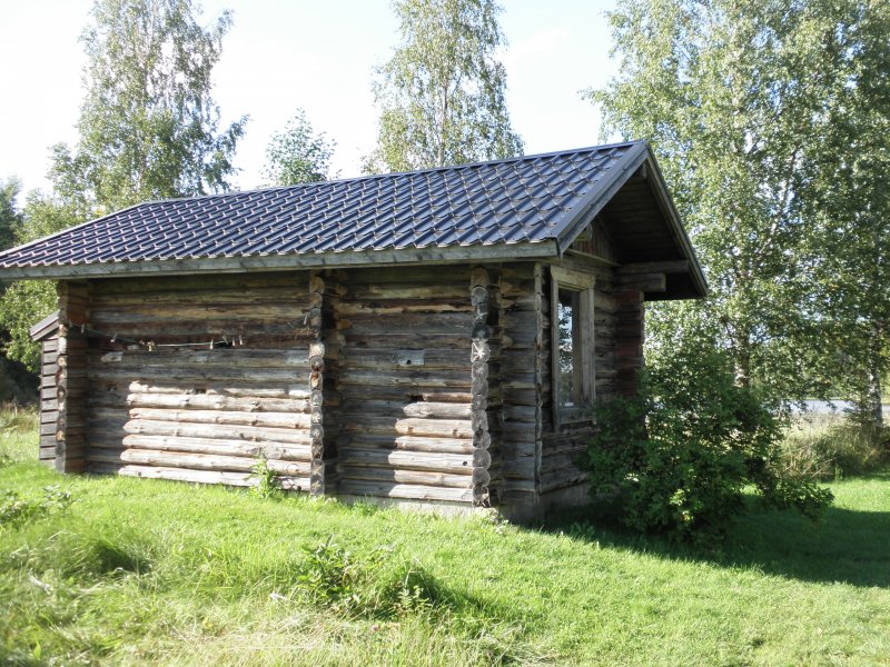 Походить по черному песочку