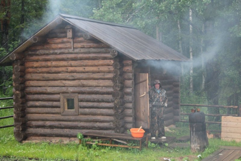 Черная баня снаружи