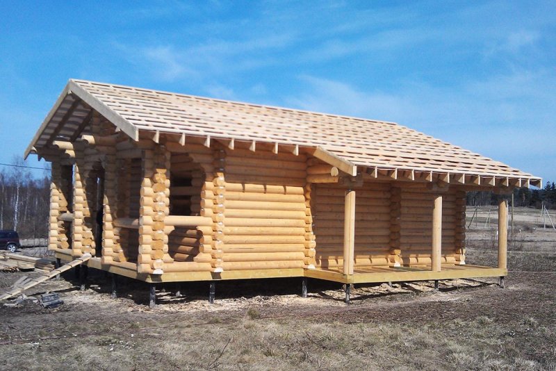 Баня из оцилиндрованного бревна