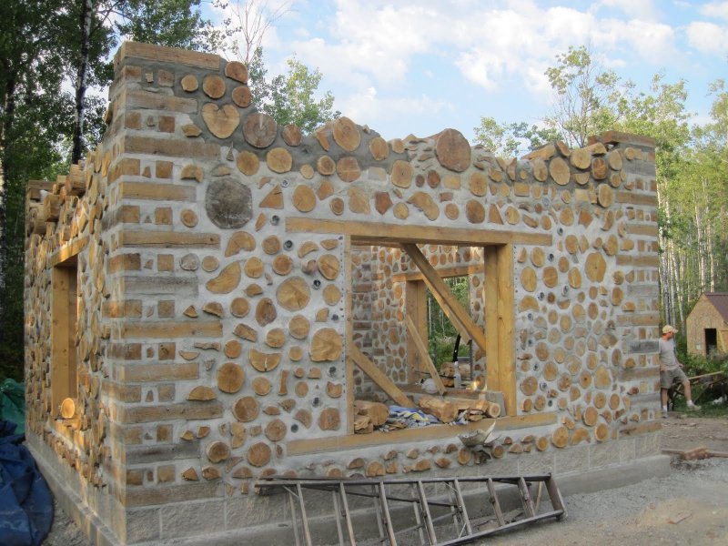 Дом из глиночурки и камня