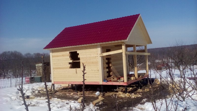Баня из бруса с верандой под одной крышей