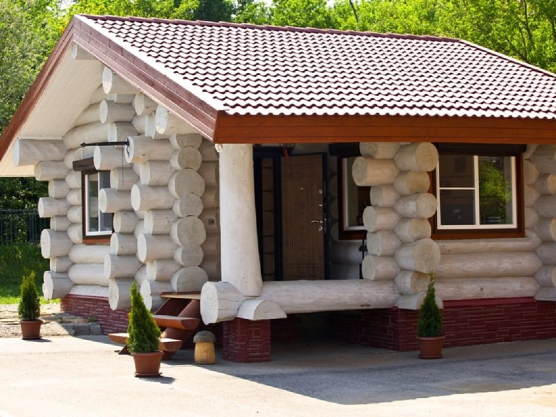 Рубленные бани из бревна с беседкой