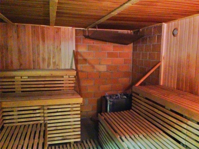 Кирпичный хозблок с односкатной крышей