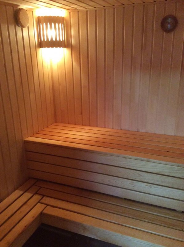Комната отдыха в гараже кухней