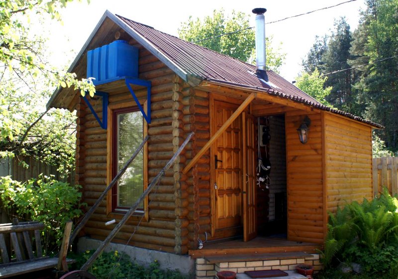 Деревенская баня снаружи