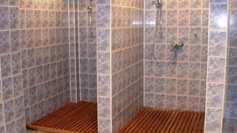 Душевая кабинка из плитки в бане