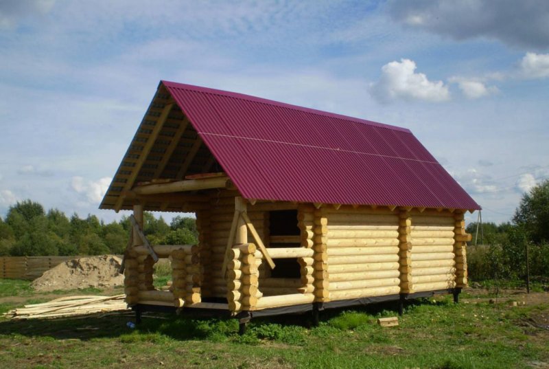 Рубленая баня на сваях