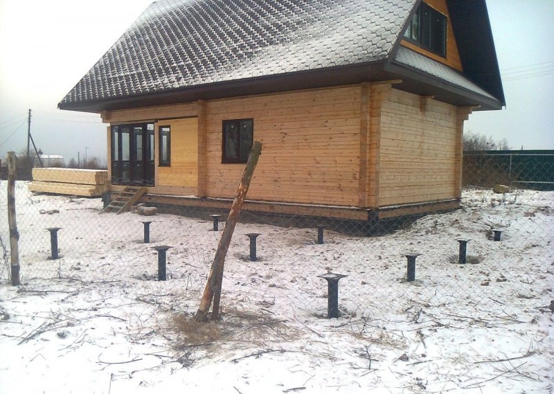 Камин в каркасном доме на винтовых сваях