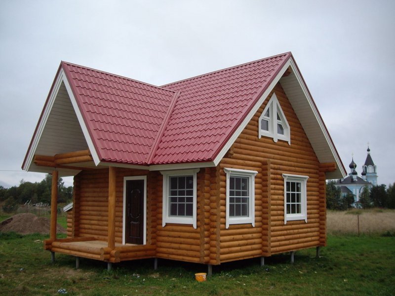 Дом из бруса с красной крышей