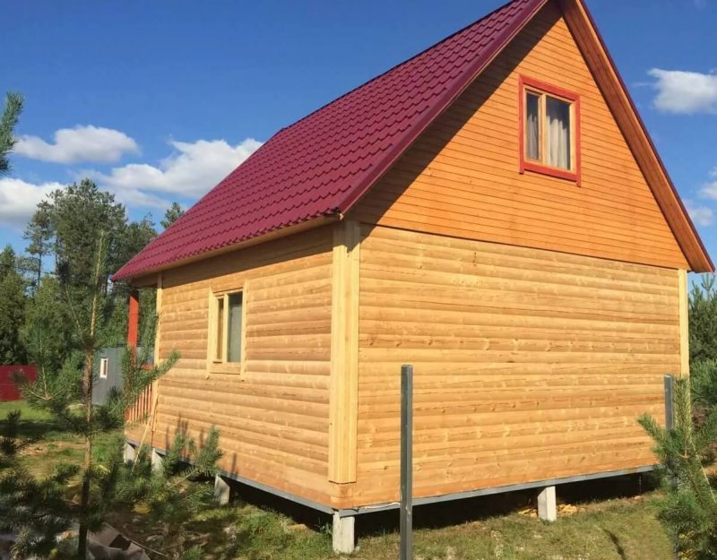Баня на сваях из бруса
