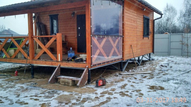 Закрытая веранда на сваях