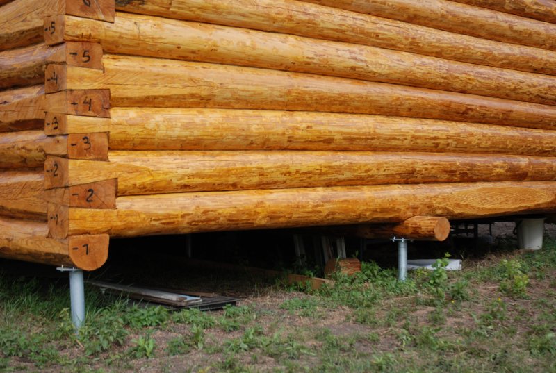 Дом из сруба на винтовых сваях