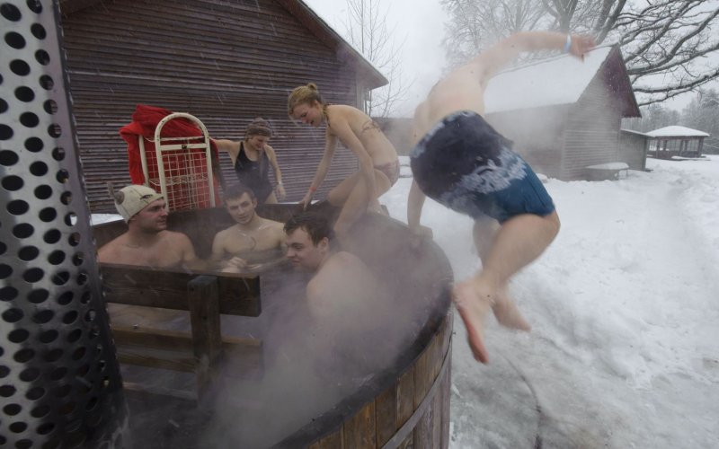 Купание в снегу после бани
