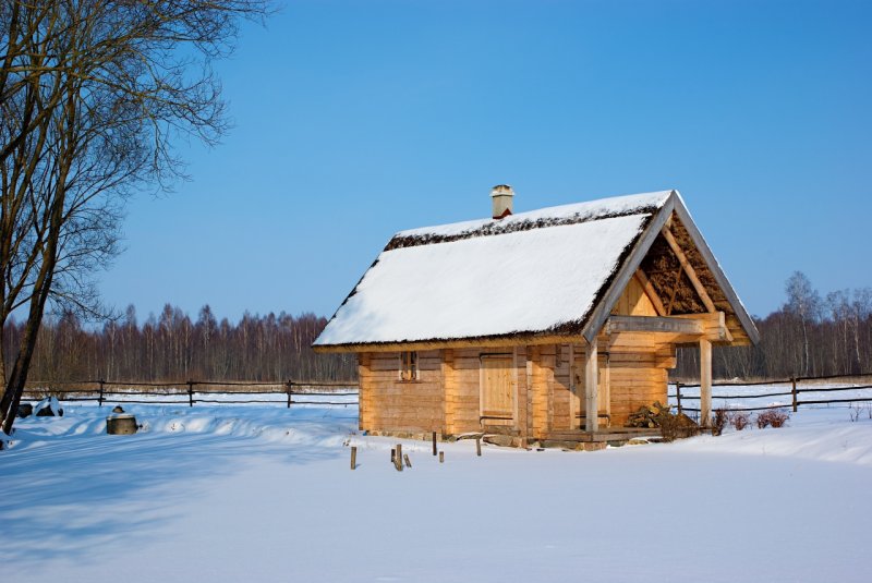 Деревенская баня зимой
