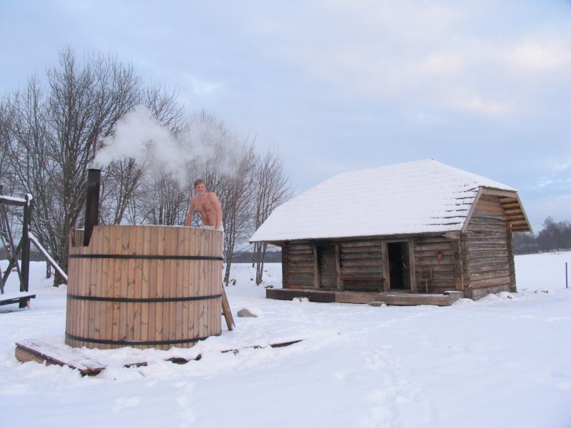 Деревенская баня зимой