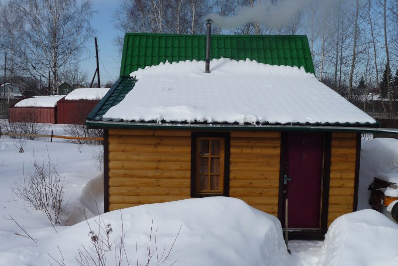Домик из сруба в зимнем лесу