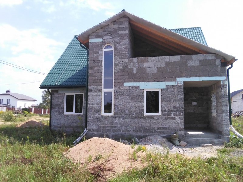 Загородные дома на склоне из арболита