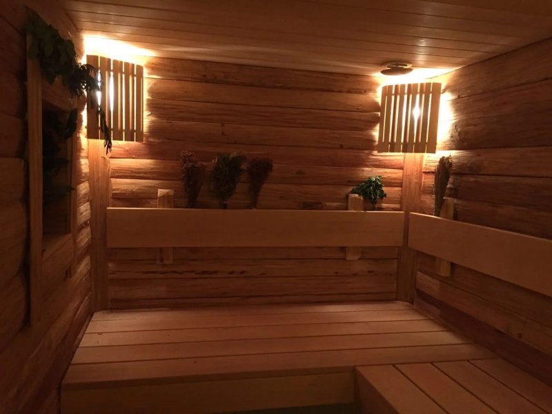 Интерьер комнаты отдыха в бане из бревна