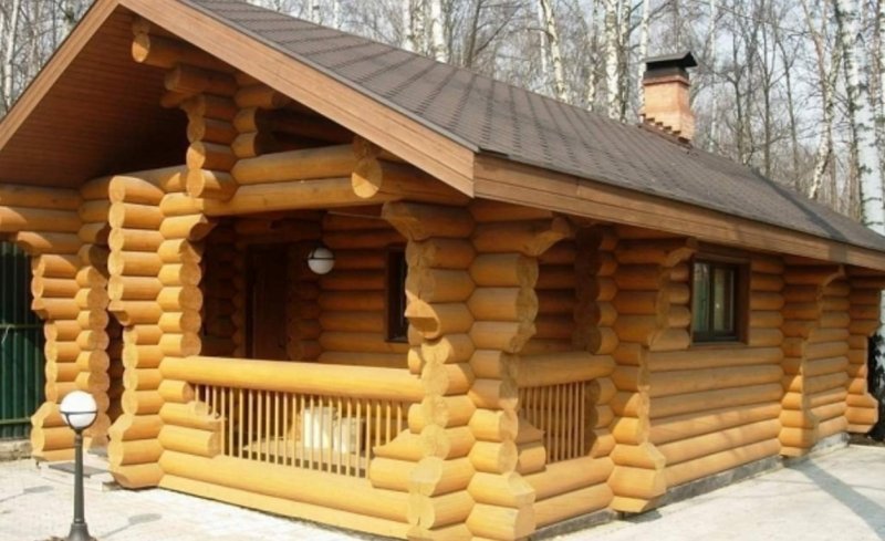 Деревянная баня с верандой