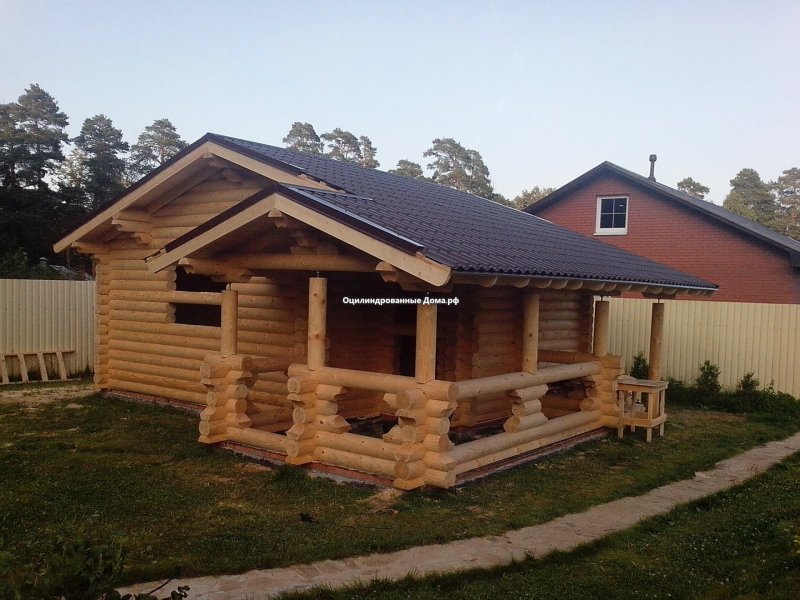 Беседка из бревна ручной рубки