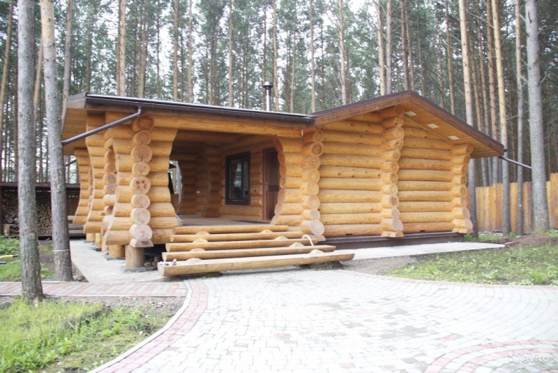 Рубленные бани из бревна с беседкой