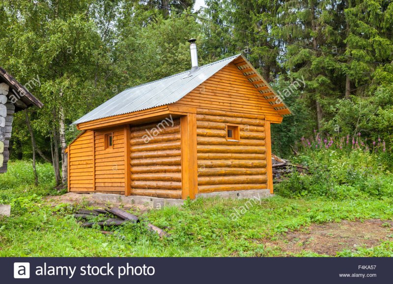 Деревянная баня в деревне