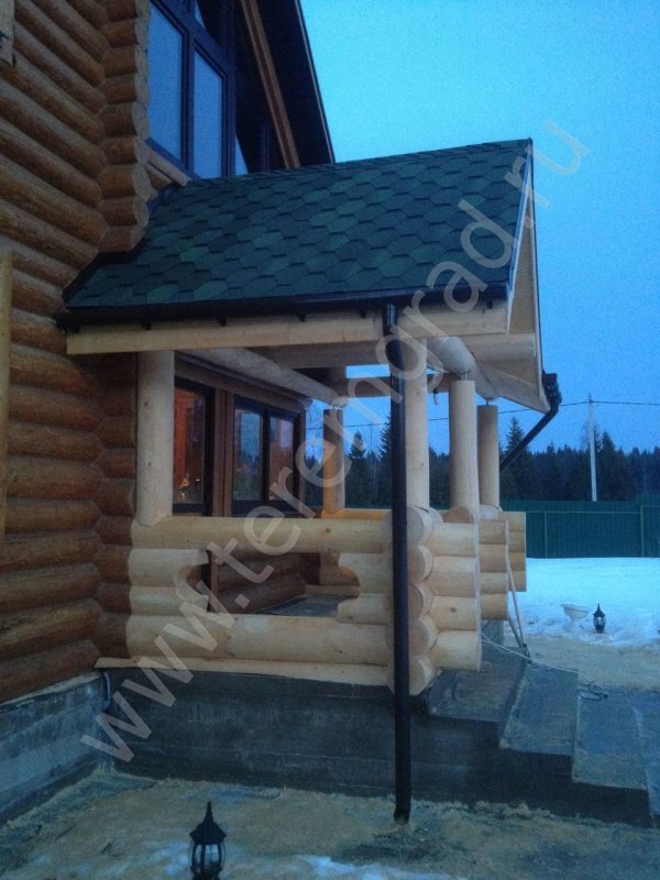 Крыльцо в доме из оцилиндрованного бревна