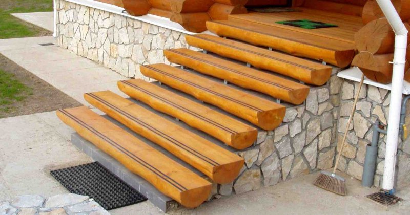 Ступеньки из бревна у крыльца