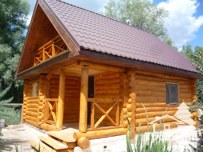 Бревенчатая баня с мансардой