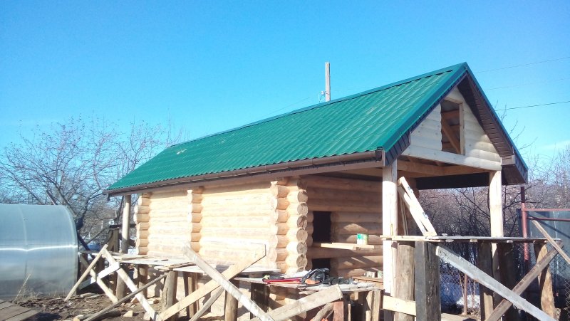 Крыша бани с разным углом