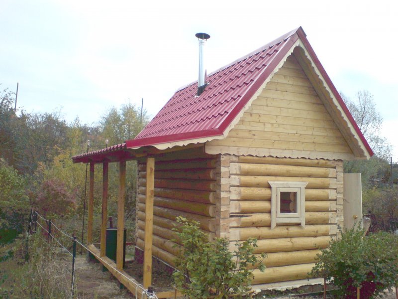 Баня с высокой крышей