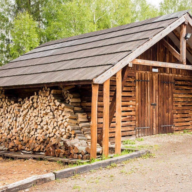 Баня с дровницей