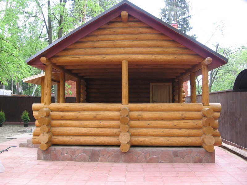 Рубленные бани из бревна с террасой