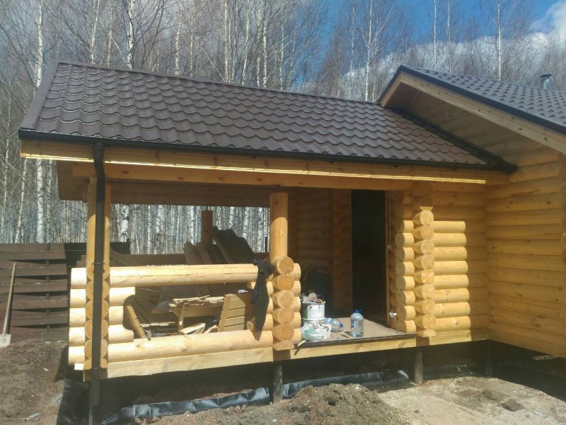 Баня из кругляка с террасой