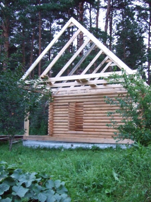 Крыши домов из оцилиндрованного бревна