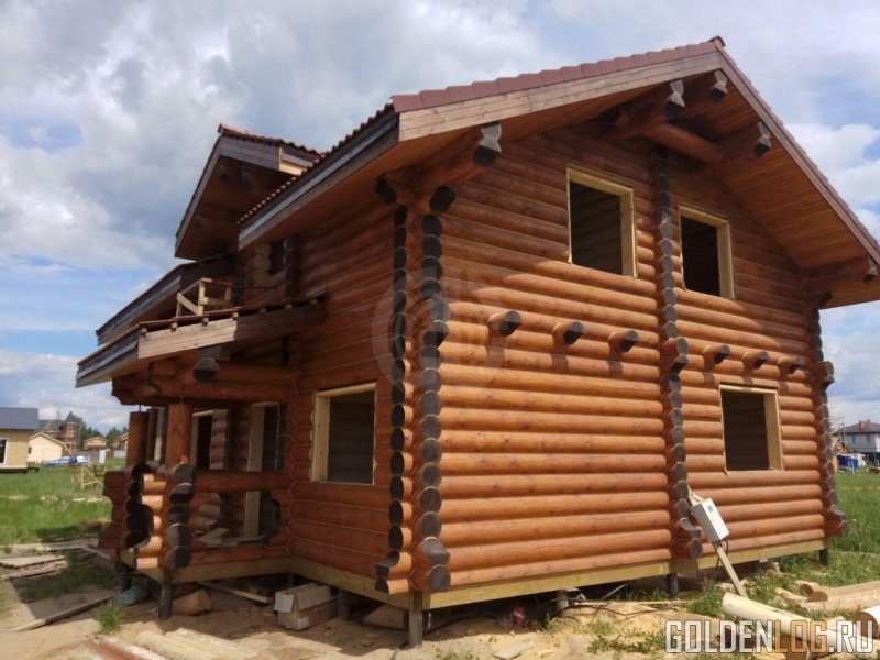 Покрашенный дом из оцилиндрованного бревна