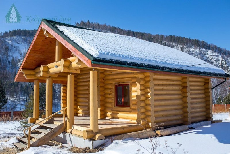 Баня из бревна с открытой террасой