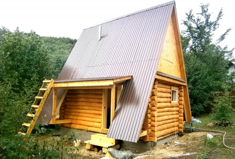 Баня с треугольной крышей