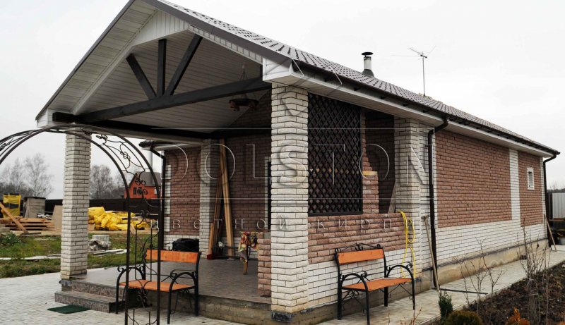 Беседка к дому из кирпича