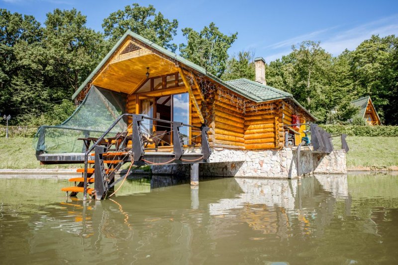 Рыбацкий домик на воде