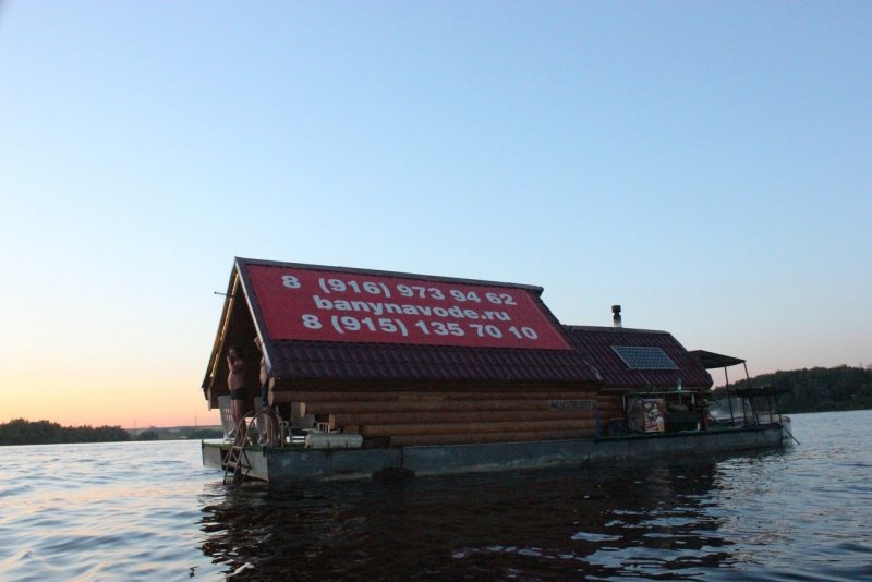 Плавучая баня на Икшинском водохранилище