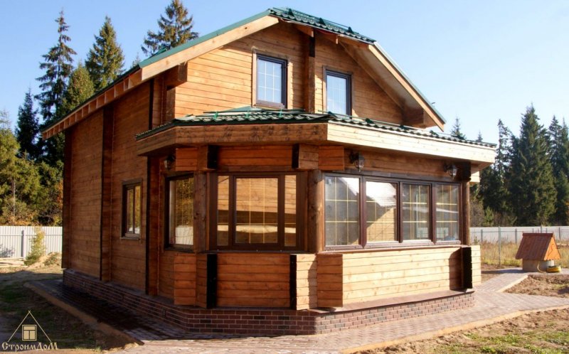 Деревянный дом с верандой и балконом