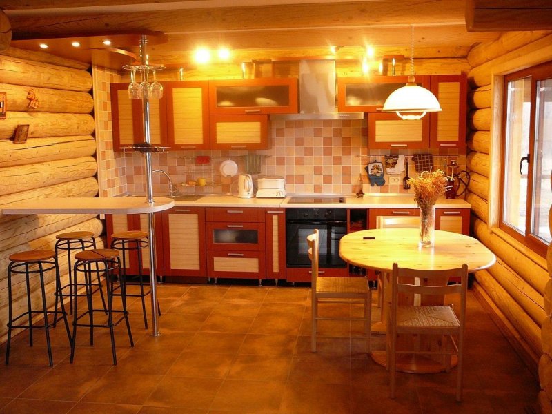 Кухня в доме из бревна