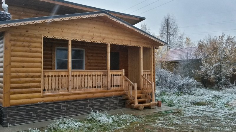 Баня снаружи с террасой