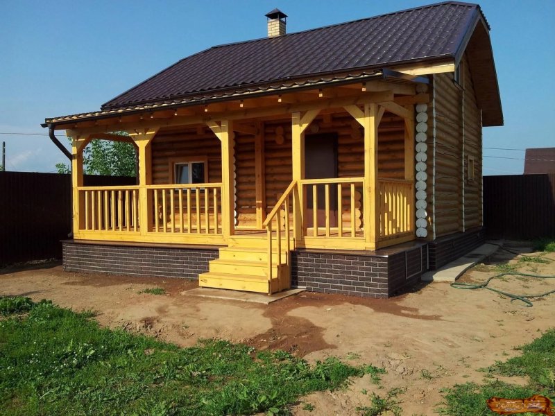 Деревянная баня с верандой